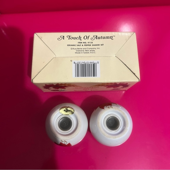 Vintage Russ A Touch Of Autumn Salt & Pepper Shakers Item No. 4135 - NIB - Picture 2 of 3